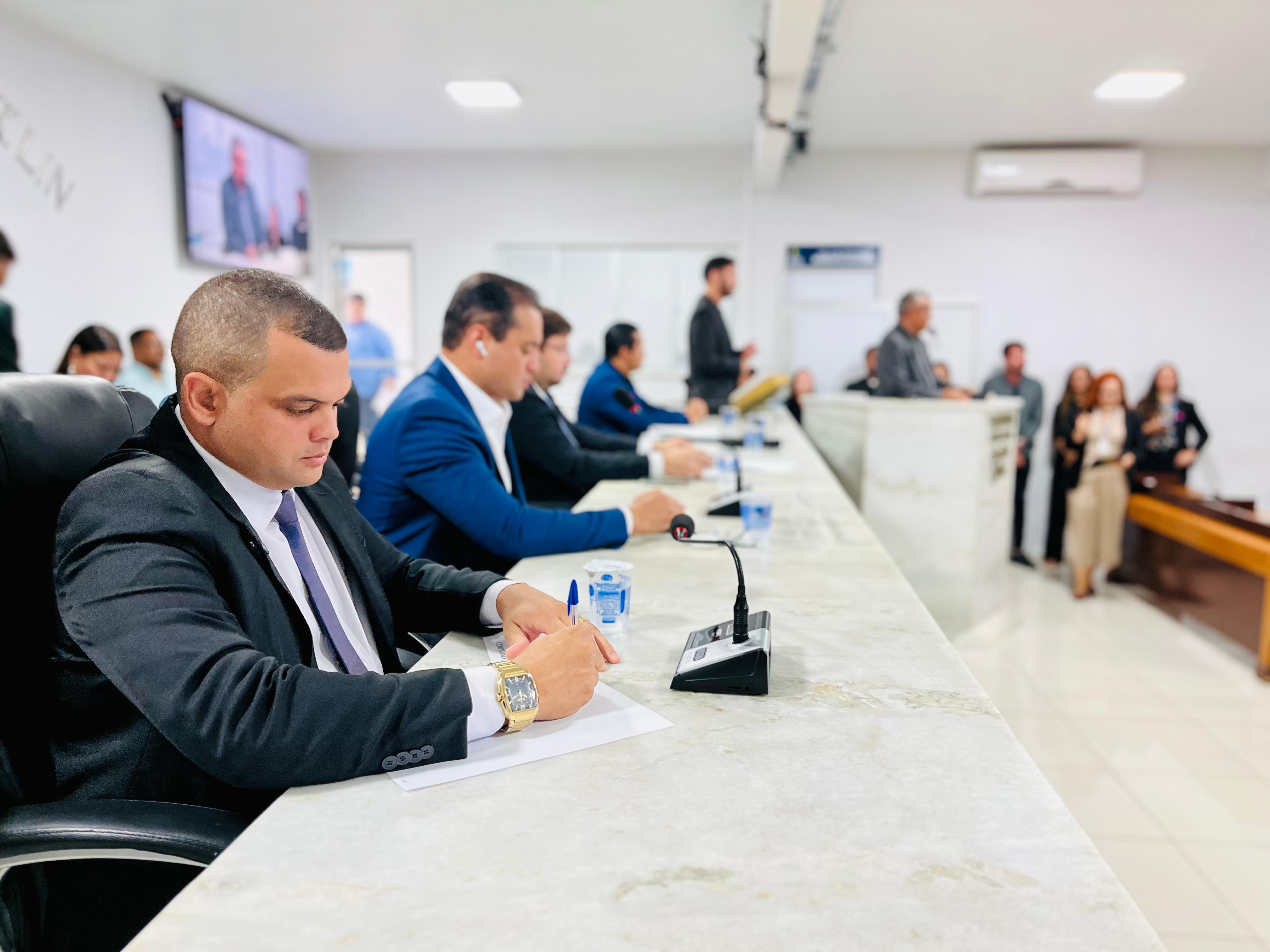 Câmara realiza sessão solene para entrega do Título de Cidadão Imperatrizense a Deusdedith Marq...