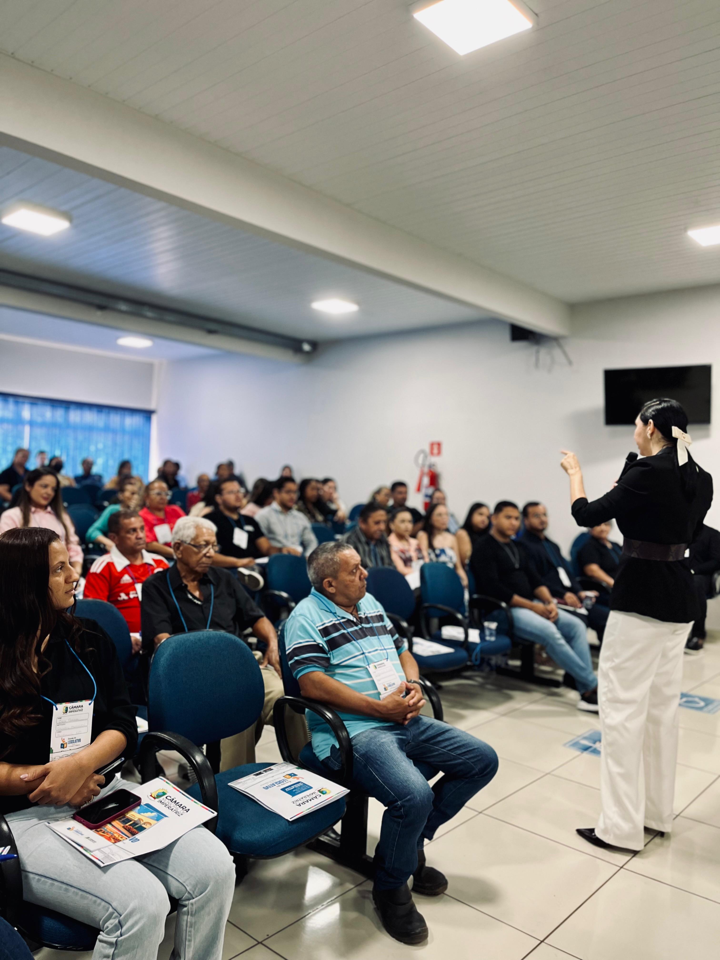 Escola do Legislativo realiza curso de atendimento para servidores da Câmara