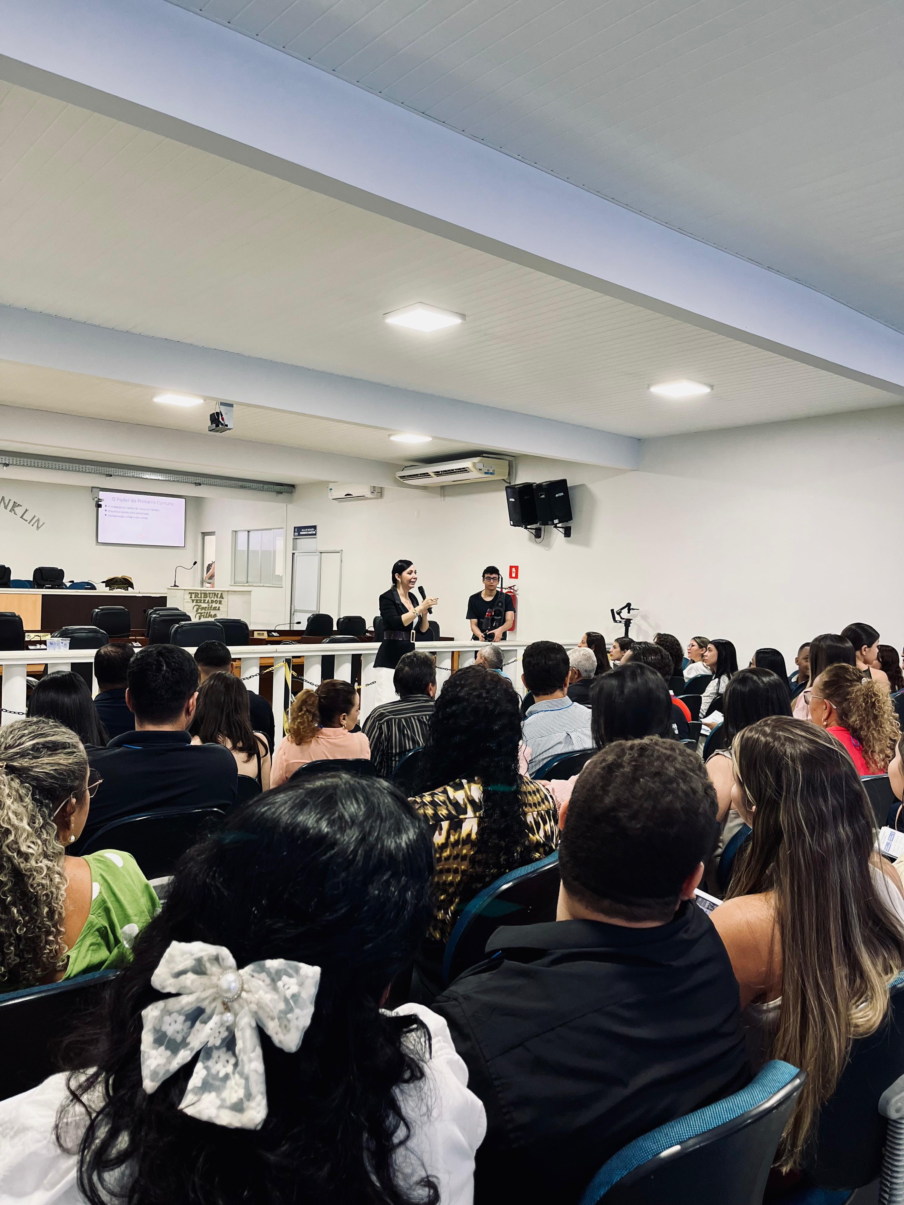 Escola do Legislativo realiza curso de atendimento para servidores da Câmara