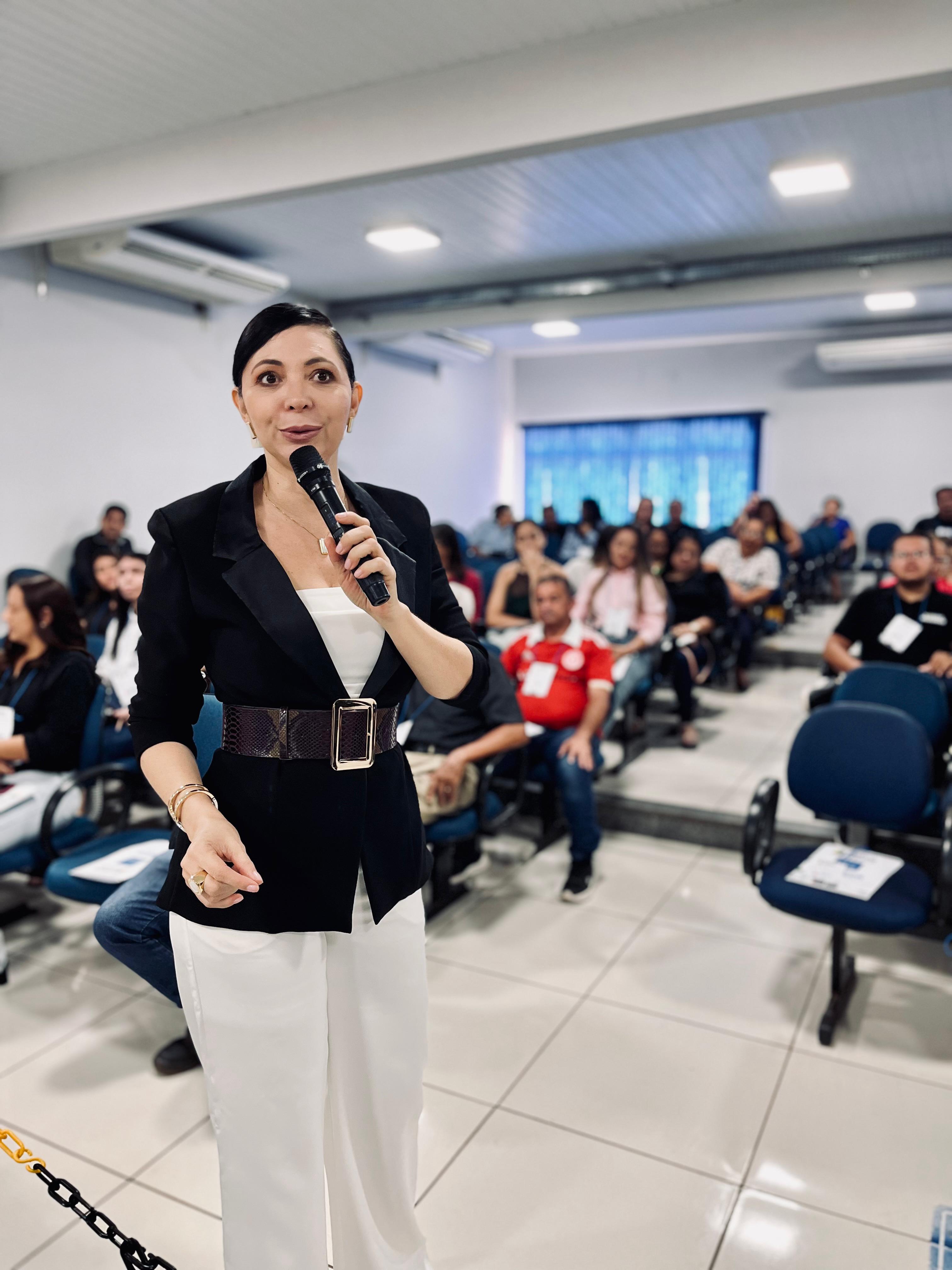 Escola do Legislativo realiza curso de atendimento para servidores da Câmara