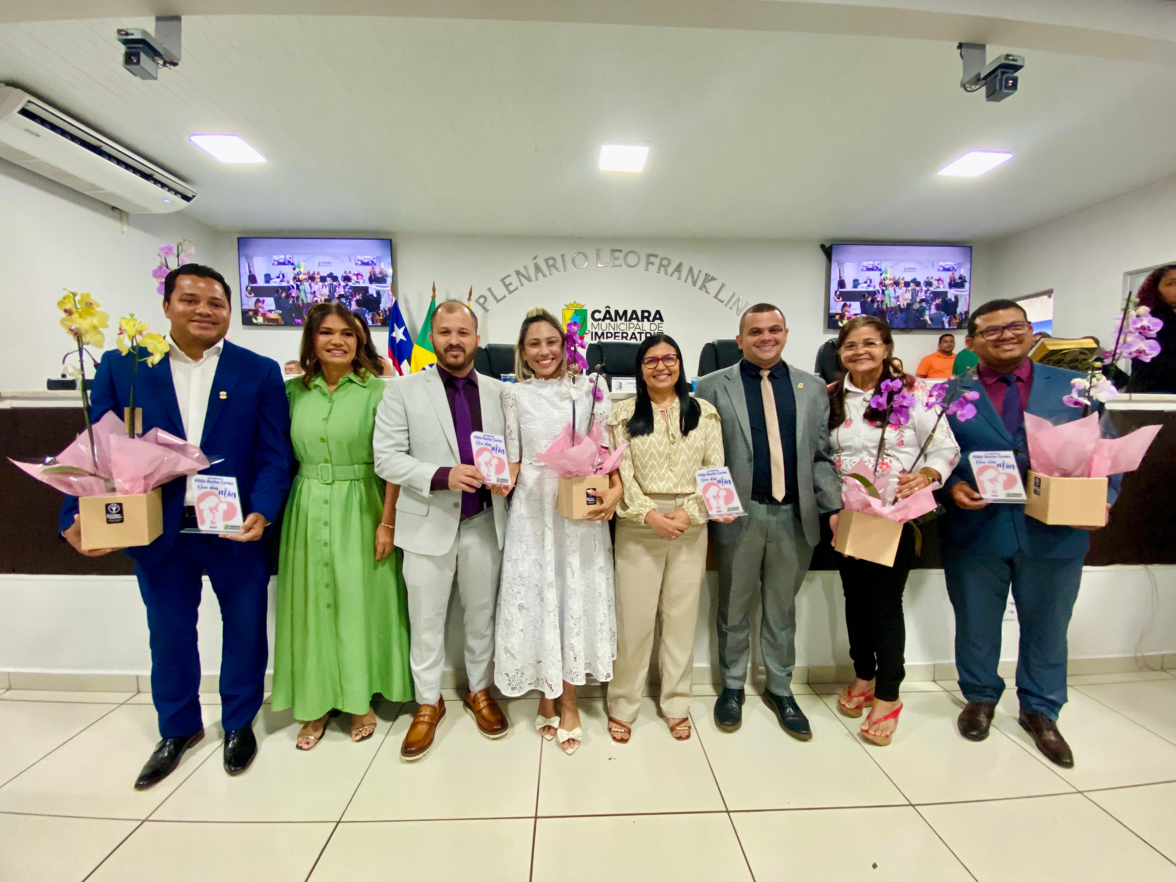 Câmara Municipal realiza sessão solene em homenagem ao Dia das Mães