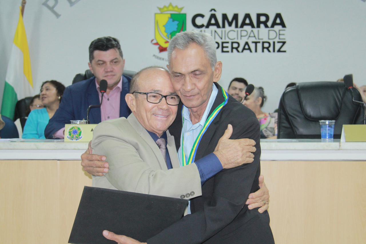 Membros da Academia Imperatrizense de Letras são homenageados na Câmara Municipal