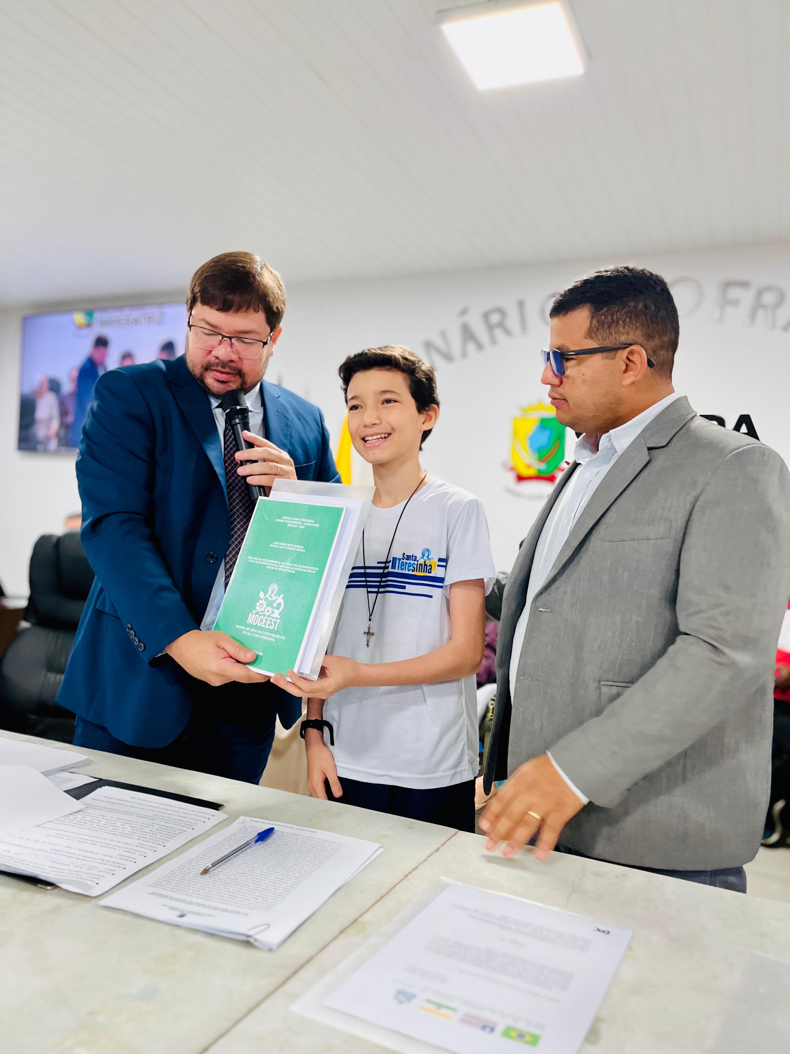 Estudante da Escola Santa Terezinha apresenta pesquisa sobre impactos socioambientais no bairro...