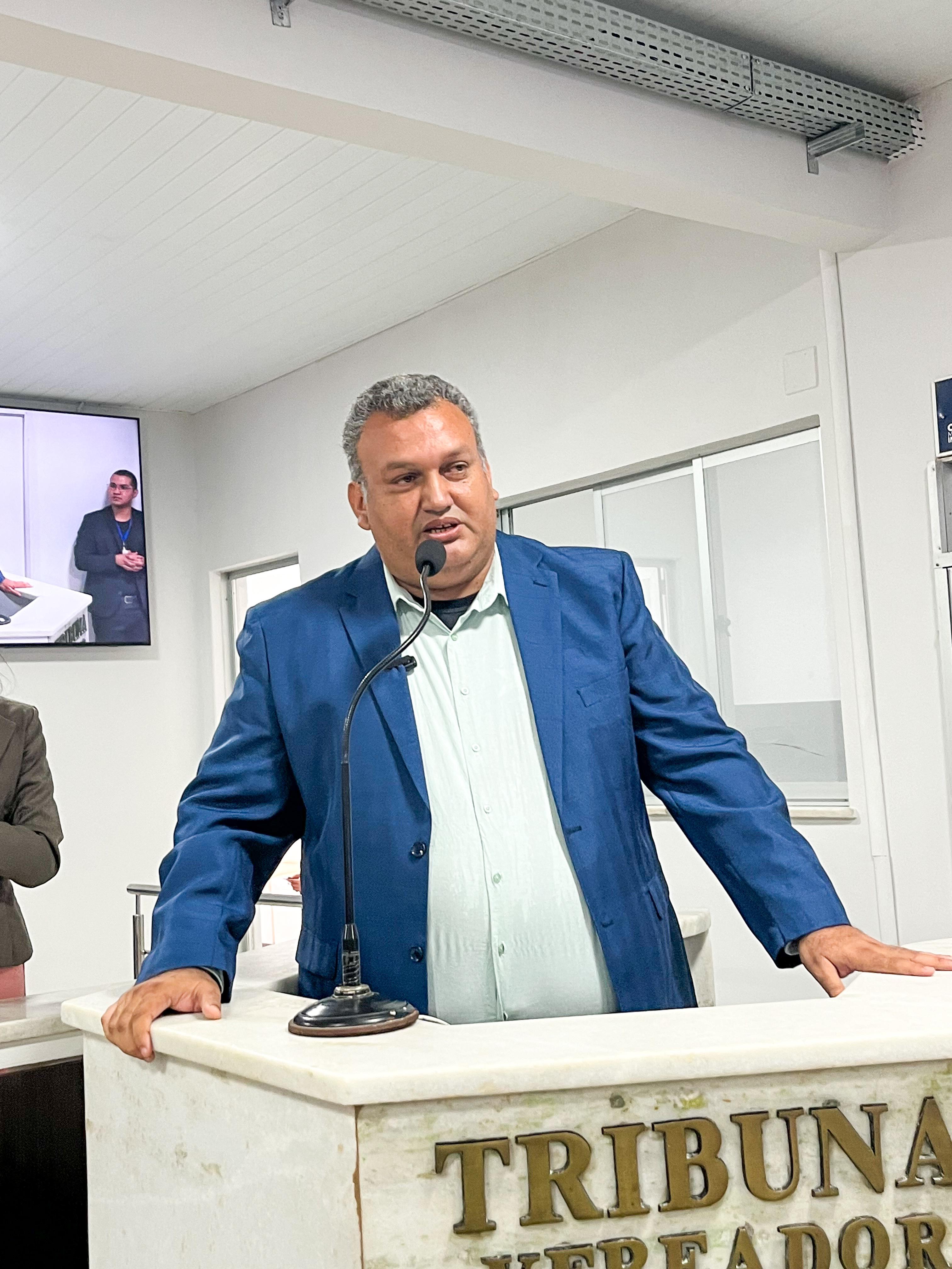 Jhonson Alves toma posse como vereador na Câmara Municipal