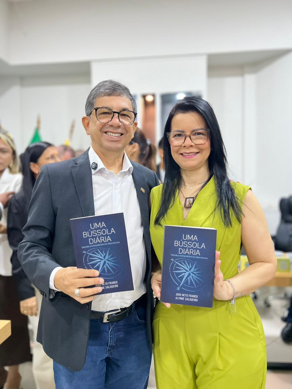 Tribuna Popular apresenta livro “Uma Bússola Diária: Vivendo o Extraordinário em Dias Comuns”