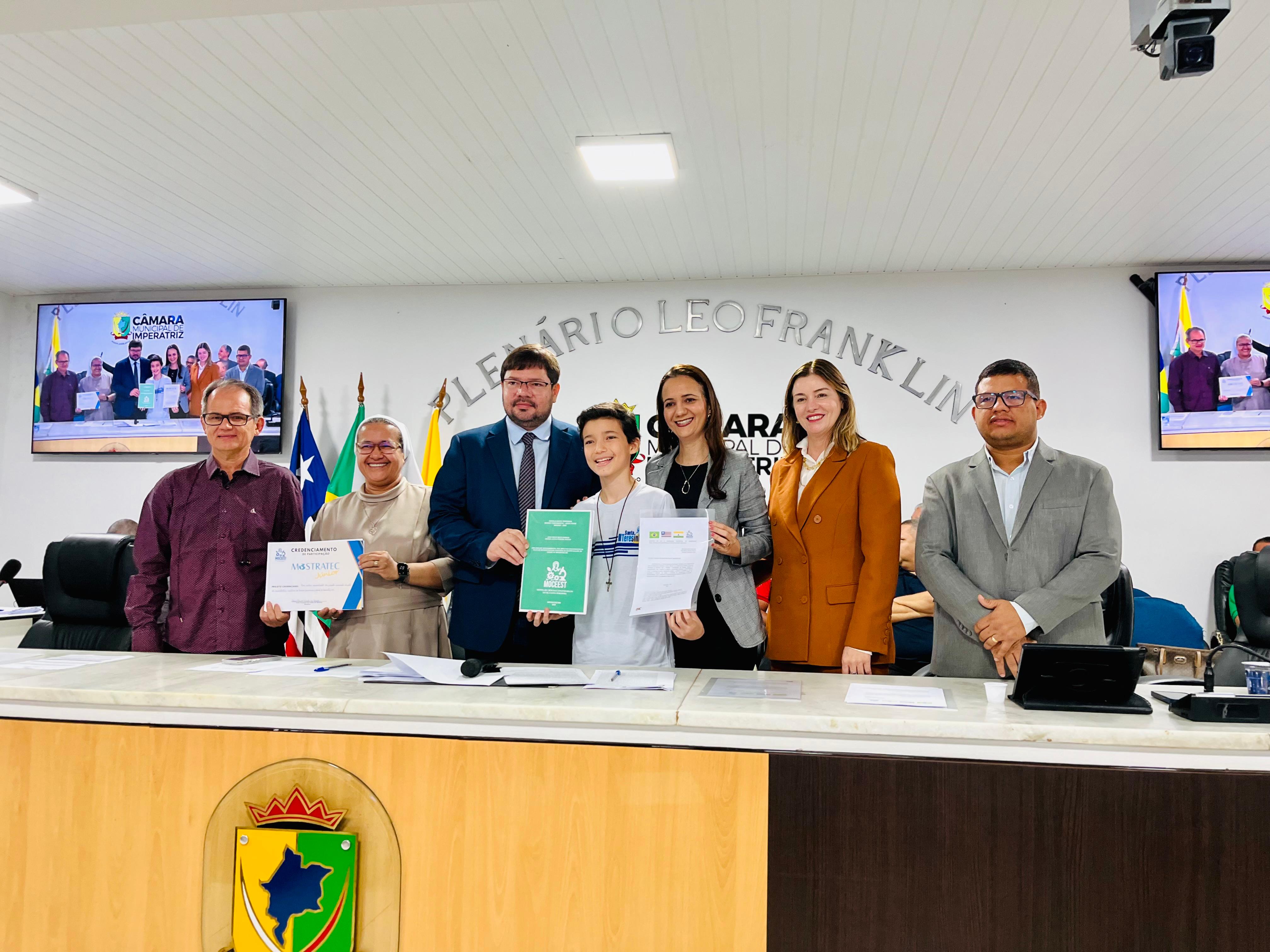 Estudante da Escola Santa Terezinha apresenta pesquisa sobre impactos socioambientais no bairro...