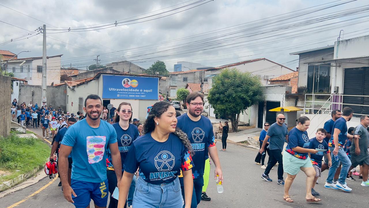 Vereadores participam de caminhada em alusão ao Dia Mundial de Conscientização do Autismo