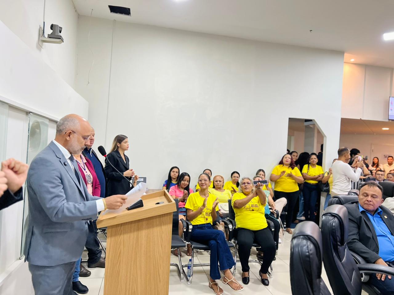 Tribuna Popular debate reconhecimento dos auxiliares da educação como profissionais do magistér...