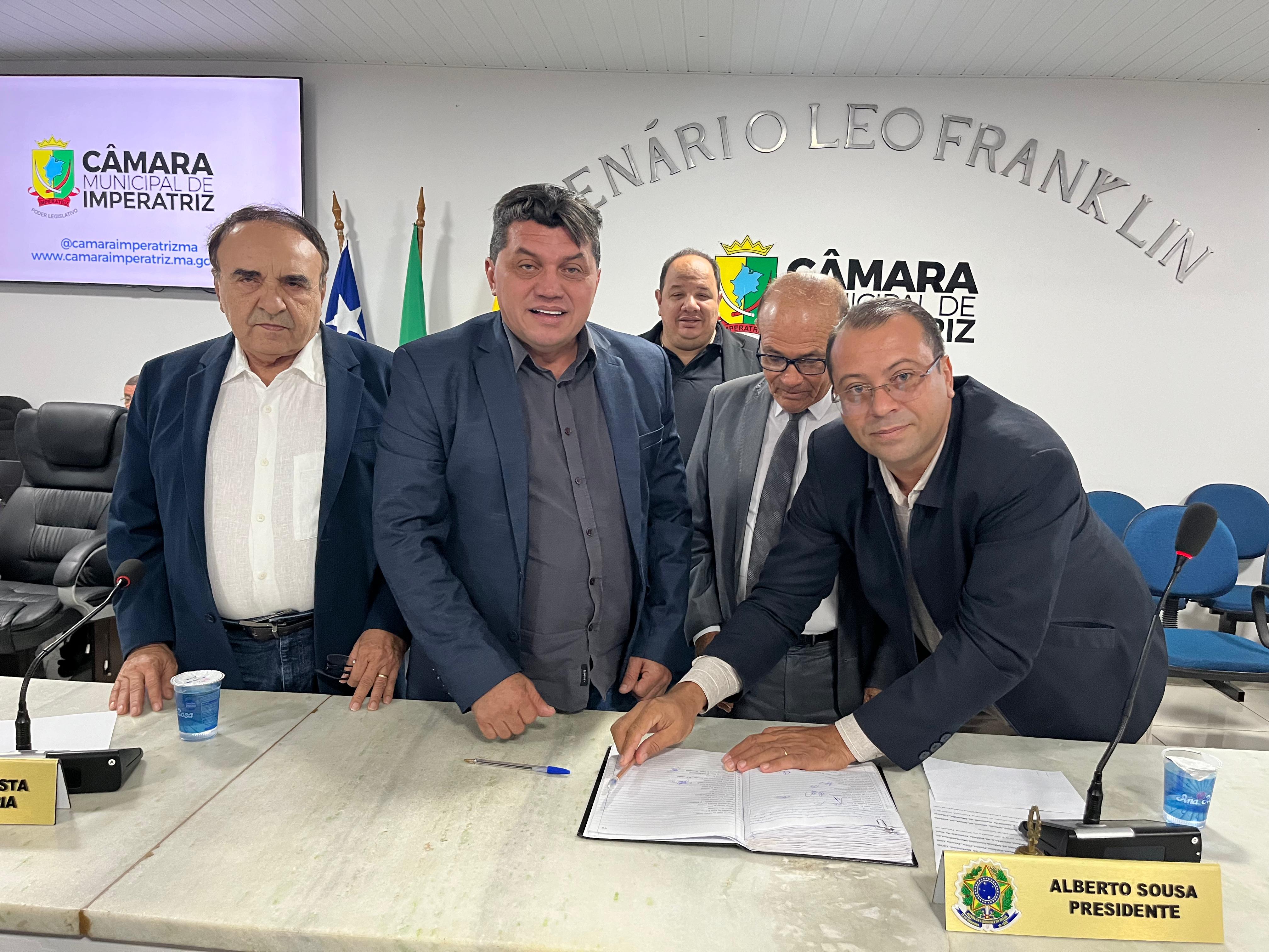Suplente de vereador toma posse na Câmara Municipal