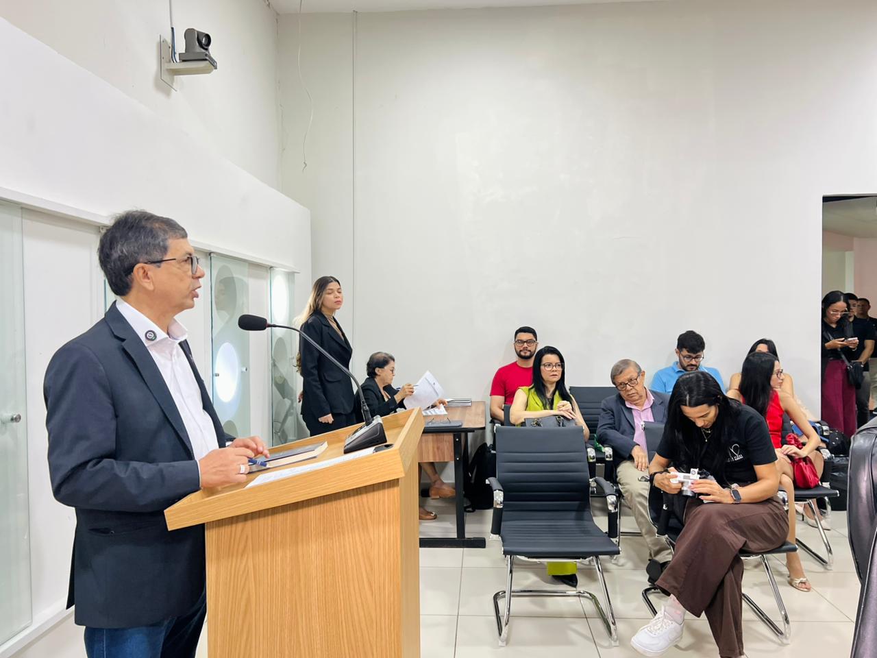 Tribuna Popular apresenta livro “Uma Bússola Diária: Vivendo o Extraordinário em Dias Comuns”