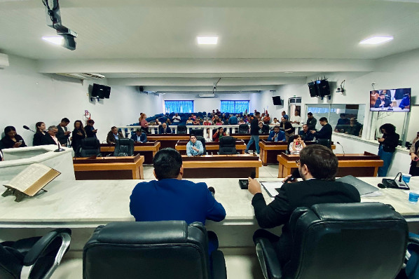 Tribuna Popular destaca insatisfação de trabalhadores informais nas festividades juninas de Imp...