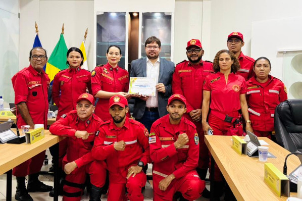 Câmara entrega Título de Utilidade Pública para Associação de Bombeiros Profissionais Civis do...