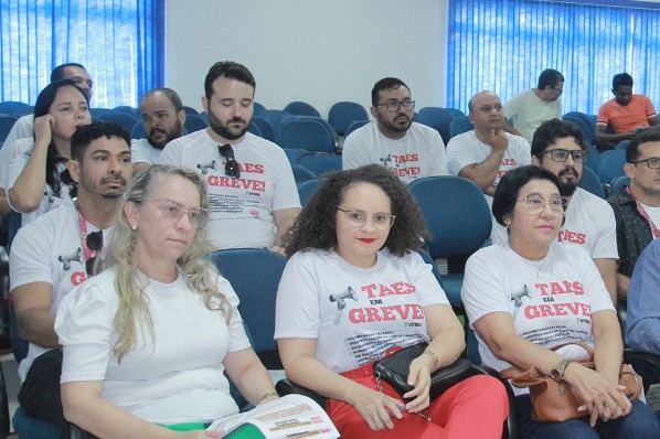 Tribuna Popular apresenta reivindicações da greve dos servidores técnicos da Universidade Feder...