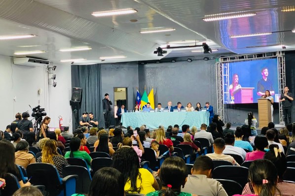 Cuidadores escolares reivindicam direitos trabalhistas durante audiência pública